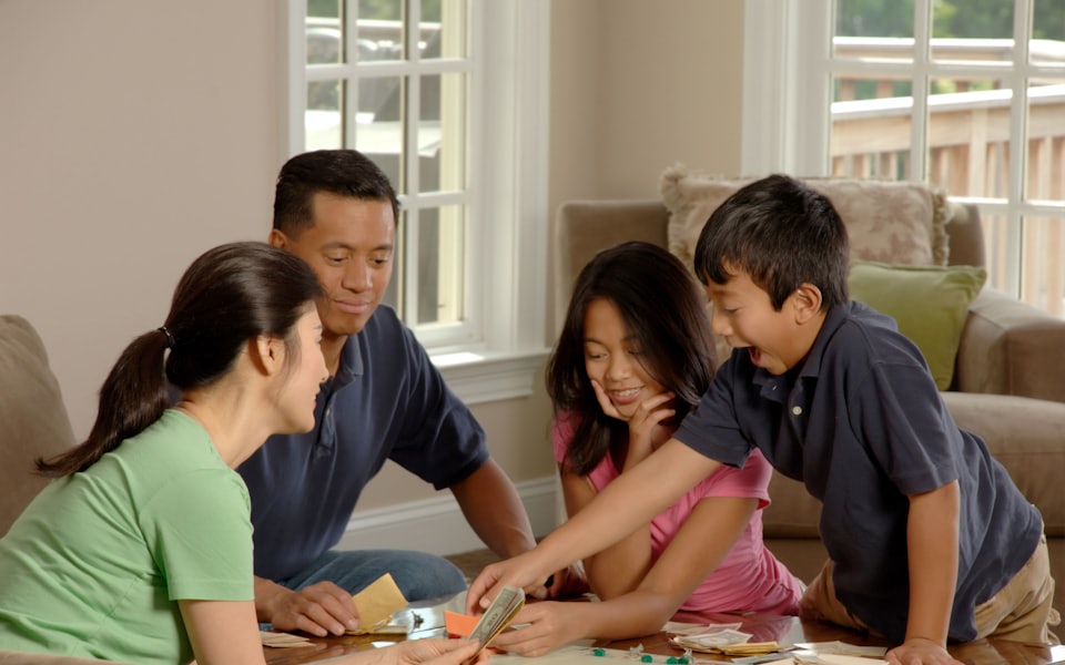 Thẻ sức khỏe cho gia đình: cả nhà một hợp đồng — mình trả lời thẳng 3 nỗi sợ trước khi anh chị ký
