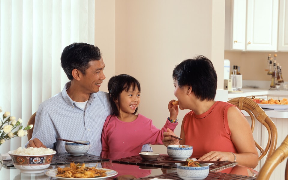 Thẻ sức khỏe nên mua cho ai trước: bản thân, vợ/chồng hay con? Mình nói thiệt một lần